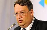 Мурло Геращенко укро-фашист сало так и течет с его жирно свинной рожи, А теперь сравните его свинное рыло с простыми солдатами Украинской армии