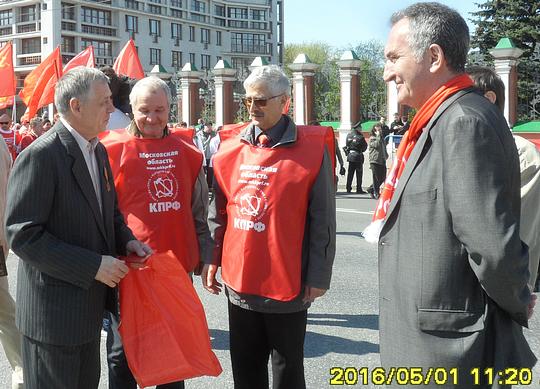 Вручил Васильев Н. И. 1-й секр. Моск. Регион. Комитета, 1 мая на улицах Москвы., nkolbasov, Одинцово, Ново-Спортивная д.6