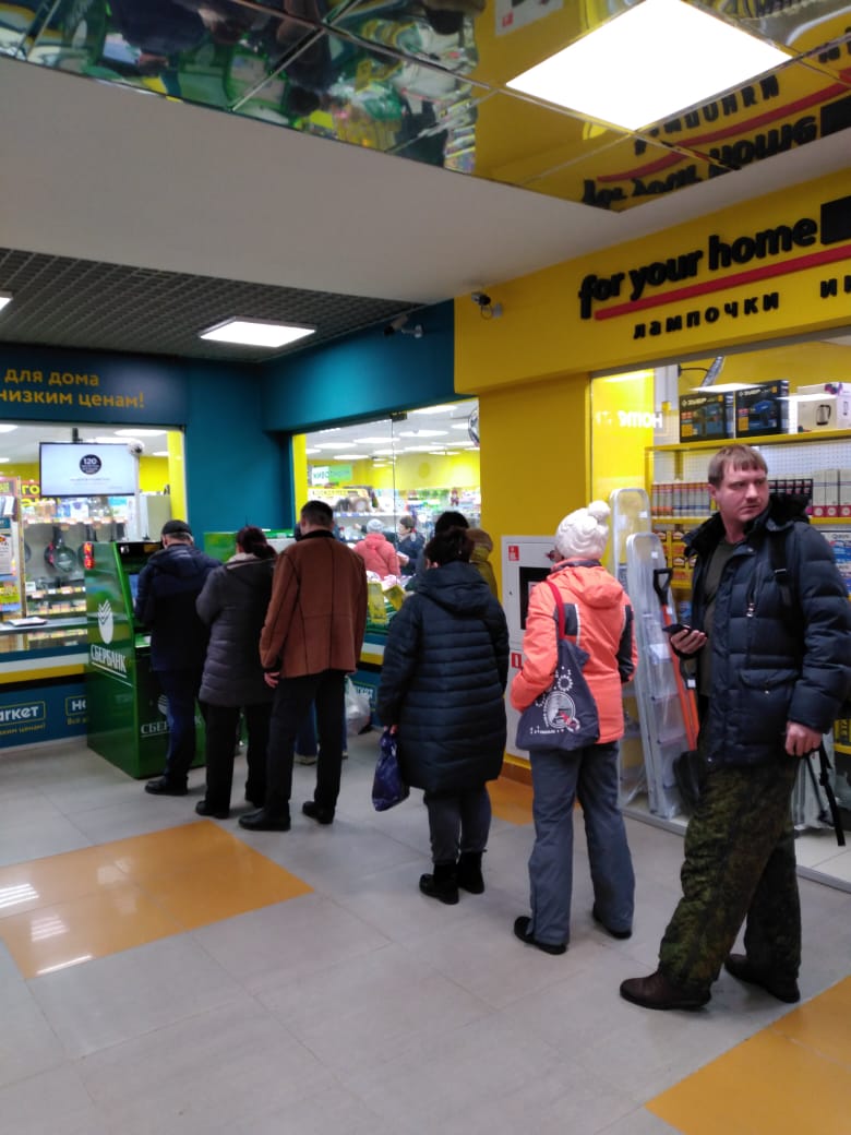 Очередь к банкомату Сбербанка в ТЦ 